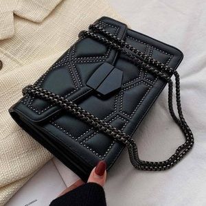 Crossbody bag with metal chain black